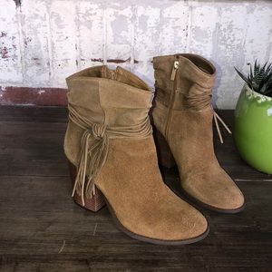 Jessica Simpson
"Sesley Fringe Boots . 💓